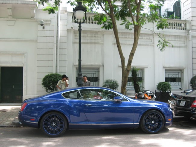 Không chỉ dừng lại tại đó, Bentley Continental GT Speed màu xanh độc đáo cũng là một thành viên trong bộ sưu tập của thiếu gia trẻ này.
